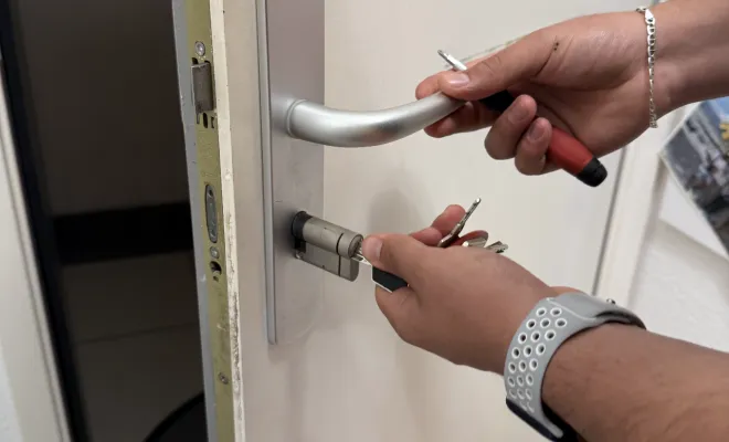 Remplacement de cylindre et installation de poignée blindée par FDS FAY DEPANN SERVICES, Cannes, FDS FAY DEPANN SERVICES
